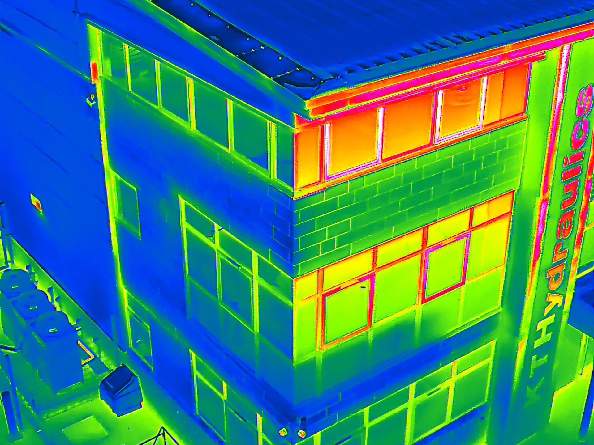 Thermal-imaging-showing-heat-loss-and-insulation-issues-on-building-exterior
